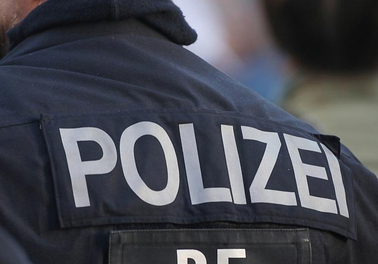Ein 27-jähriger Mann hat sich am Sonntagabend, 2. August, in Bremerhaven-Geestemünde mit seinem Auto überschlagen.