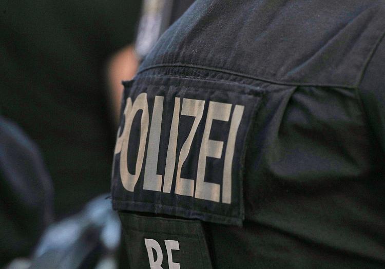 Die Polizei Peine hat Ermittlungen wegen räuberischer Erpressung aufgenommen. Wie die Polizei Peine am Mittwoch mitteilte, hat ein unbekannter Mann am Dienstag eine Tankstelle in der Peiner Straße in Peine-Stederdorf überfallen.