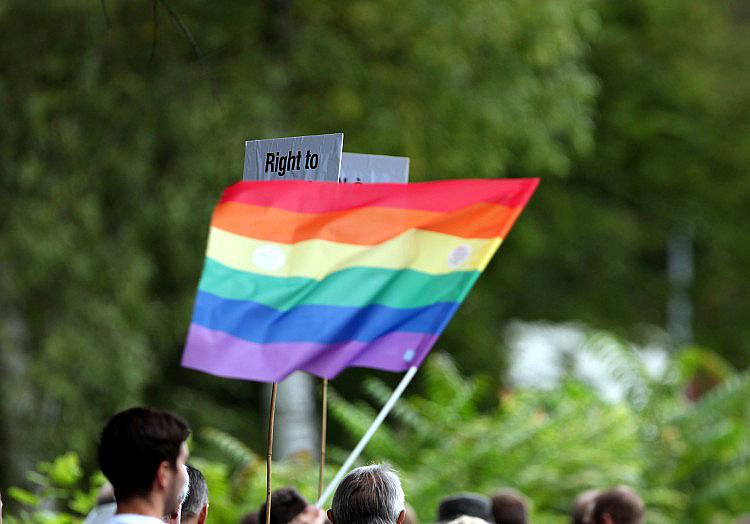 Grünen-Chef Felix Banaszak hat nach dem islamistischen Terroranschlag auf den Berliner Christopher Street Day scharfe Kritik an Familienministerin Karin Prien (CDU) wegen Kürzungen für die queere Community im brandenburgischen Rathenow geübt.