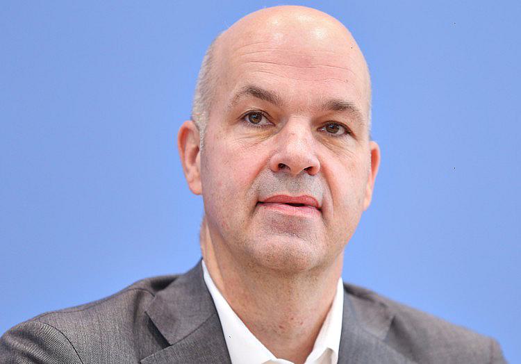 Der Präsident des Deutschen Instituts für Wirtschaftsforschung (DIW), Marcel Fratzscher, hält die geplante Abschaffung der sogenannten Rente mit 63 für unverzichtbar.