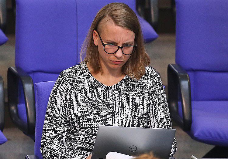 Die Linken-Politikerin Anne Zerr hat die steigende Zahl der Sonn- und Feiertagsbeschäftigen kritisiert.