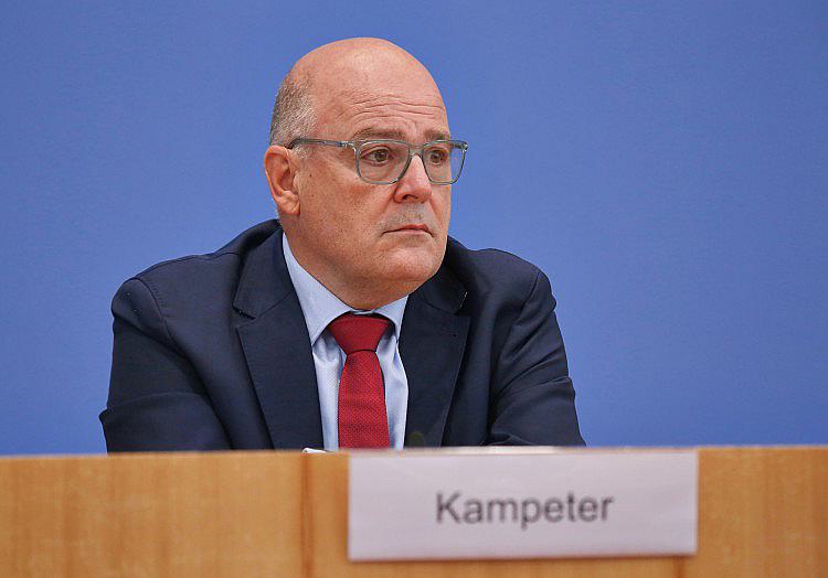 Angesichts der heftig geführten Debatte warnen die Arbeitgeber vor einem Festhalten an der Rente mit 63 und einer dauerhaften Unfinanzierbarkeit der gesetzlichen Rente.