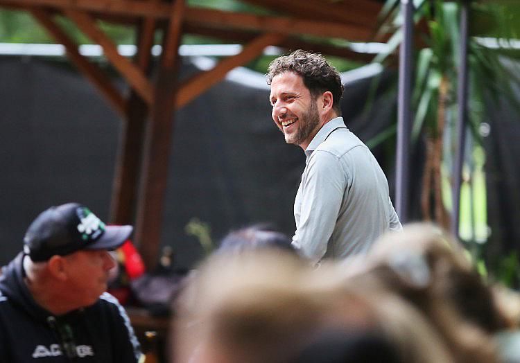 Grünen-Chef Felix Banaszak will vor den Landtagswahlen in Sachsen-Anhalt und Mecklenburg-Vorpommern in die Rolle eines Taxifahrers schlüpfen und durch die beiden ostdeutschen Bundesländer touren.