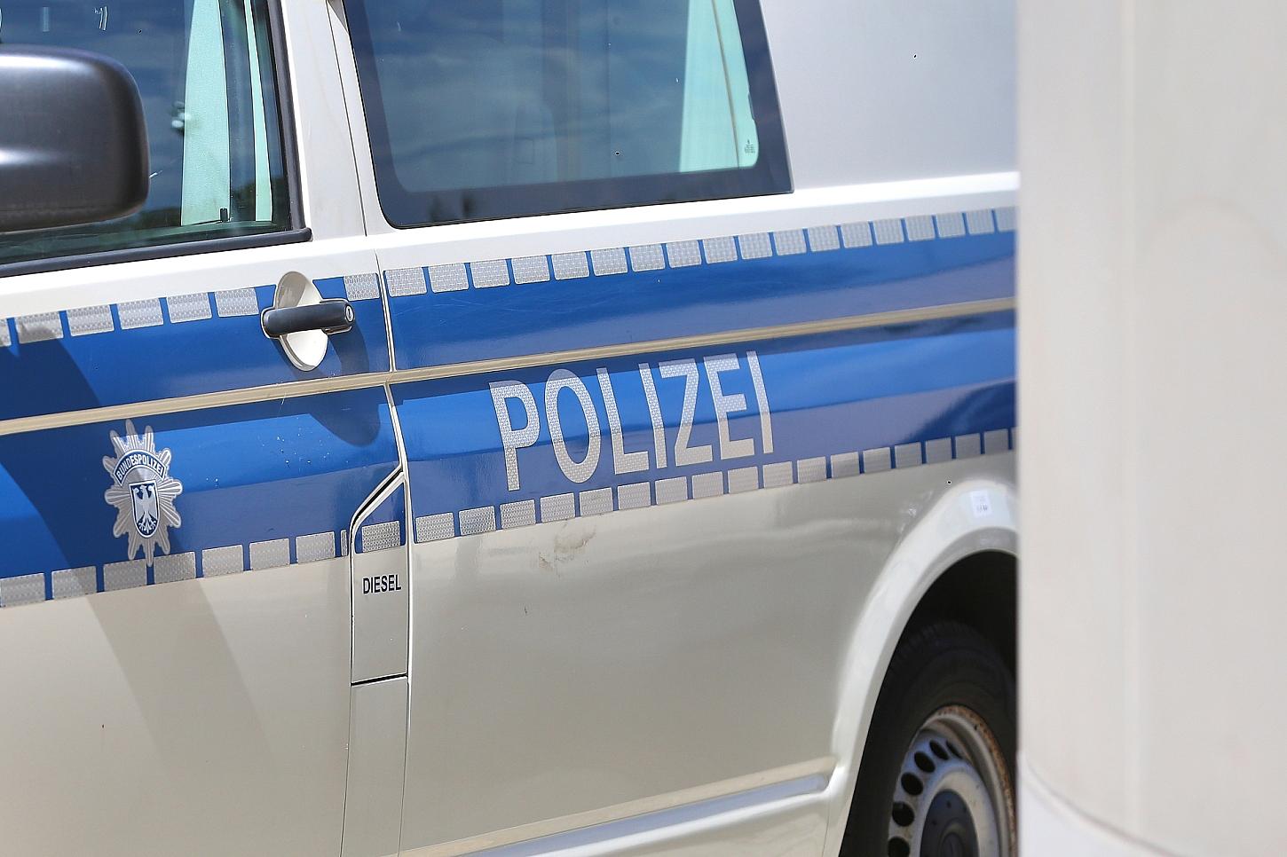 Radfahrer gefährdet Bahnverkehr in Lohne