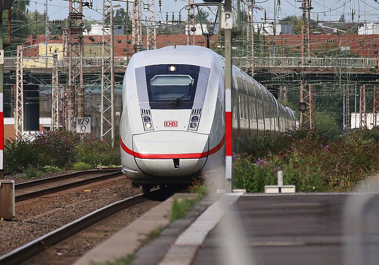Verbraucherschützer kritisieren die Preisgestaltung der Bahn. Beim "Super Sparpreis" klaffe eine Lücke zwischen Werbung und Realität: Zu üblichen Reisezeiten sei das günstigste Angebot oft gar nicht vorhanden, wie ein Preismonitoring des Verbraucherzentrale Bundesverbandes (VZBV) ergab, über das die FAZ berichtet.