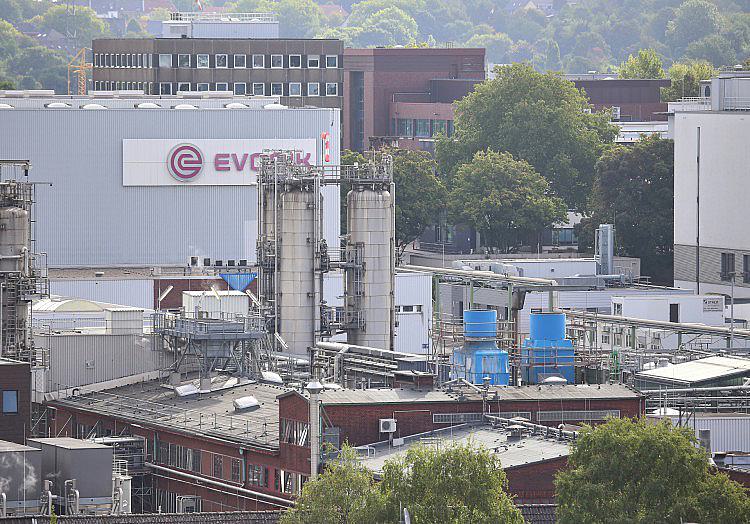 Das anhaltende Niedrigwasser am Rhein könnte der deutschen Wirtschaft bis Ende Oktober Produktionsverluste im Wert von rund 913 Millionen Euro bescheren.