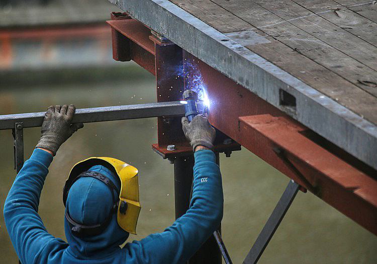 Angesichts von Wirtschaftskrise und Fachkräftemangel fordert der Unternehmer Martin Herrenknecht, die 40-Stunden-Woche wieder als normalen Standard für die Arbeitnehmer in Deutschland einzuführen.