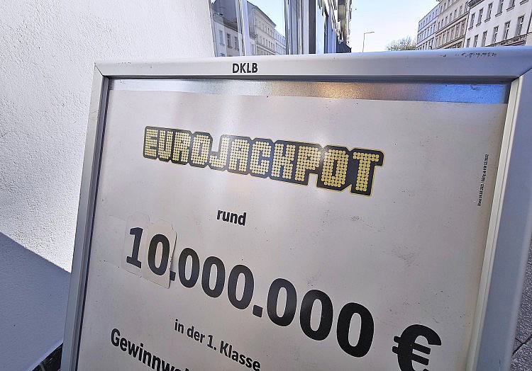 In der Freitags-Ausspielung des Eurojackpots wurden am Abend die Gewinnzahlen gezogen. Sie lauten 1, 3, 6, 13 und 23, die beiden "Eurozahlen" sind die 5 und die 7. Diese Angaben sind ohne Gewähr.