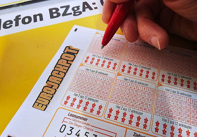 In der Dienstags-Ausspielung des Eurojackpots wurden am Abend die Gewinnzahlen gezogen. Sie lauten 3, 17, 30, 35, 43, die beiden "Eurozahlen" sind die 1 und die 12. Diese Angaben sind ohne Gewähr.