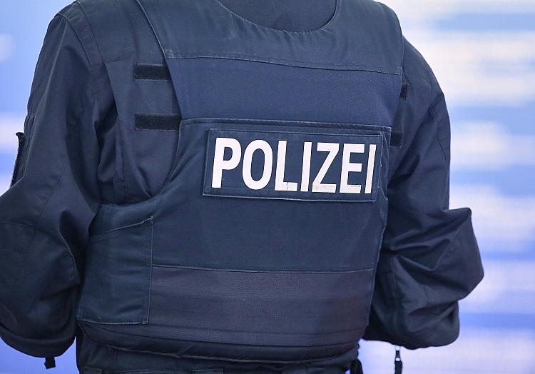 Bei einem Verkehrsunfall auf einem Parkplatz an der Oldenburger Straße in Wardenburg ist ein Radfahrer schwer verletzt worden.