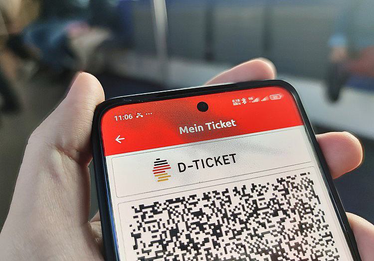 Das Deutschlandticket könnte im kommenden Jahr um rund 3,40 Euro teurer werden - und dann 66,40 Euro monatlich kosten.