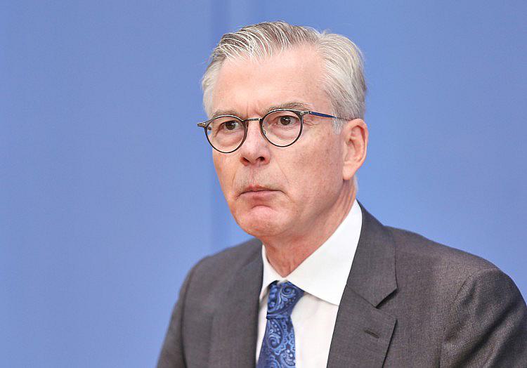 Der Wirtschaftsweise Martin Werding spricht sich gegen spezielle Rentenregeln für bestimmte belastende Berufe aus.