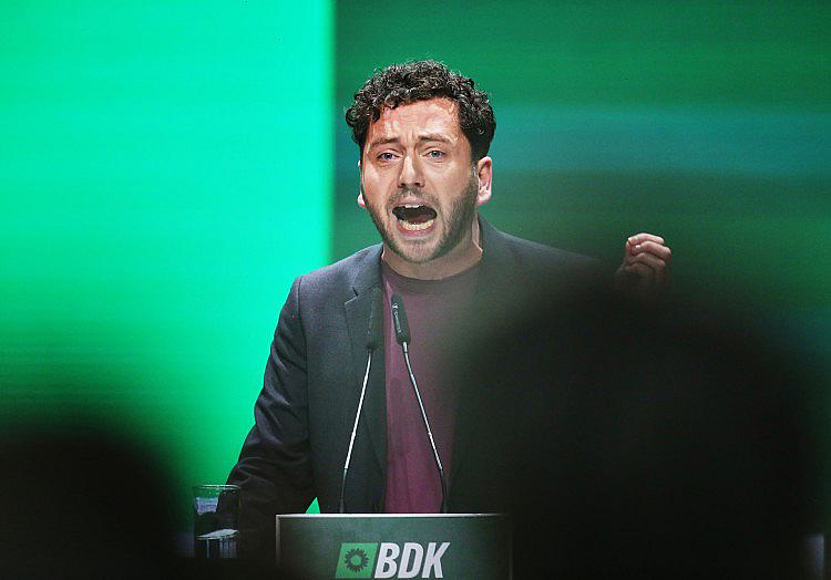 Angesichts des historischen Niedrigwassers fordert Grünen-Chef Felix Banaszak die Bundesregierung auf, stärker auf Ursachenbekämpfung und mehr Klimaschutz zu setzen.