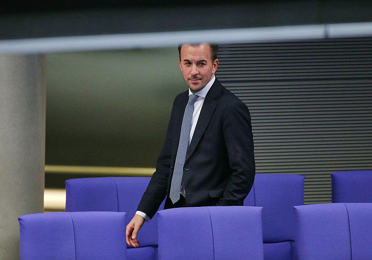 Nach dem Fund einer mit Sprengstoff bestückten Drohne am Flughafen Halle/Leipzig hat sich der Verteidigungspolitiker Bastian Ernst (CDU) für Konsultationen nach Artikel 4 des Nato-Vertrags ausgesprochen.