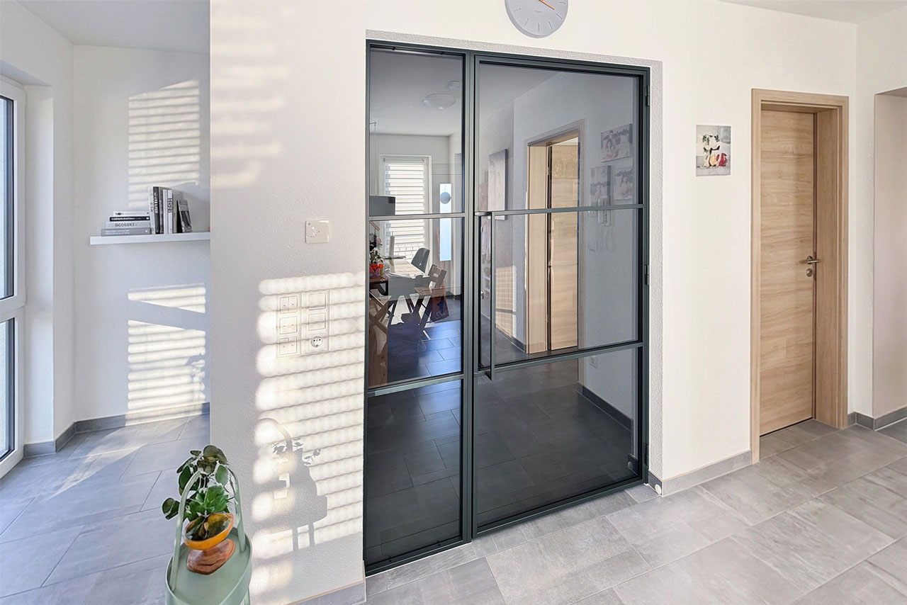 Wer anthrazitfarbene Fensterrahmen hat, bekommt mit einer Lofttür in RAL 7016 automatisch ein stimmiges Gesamtbild.