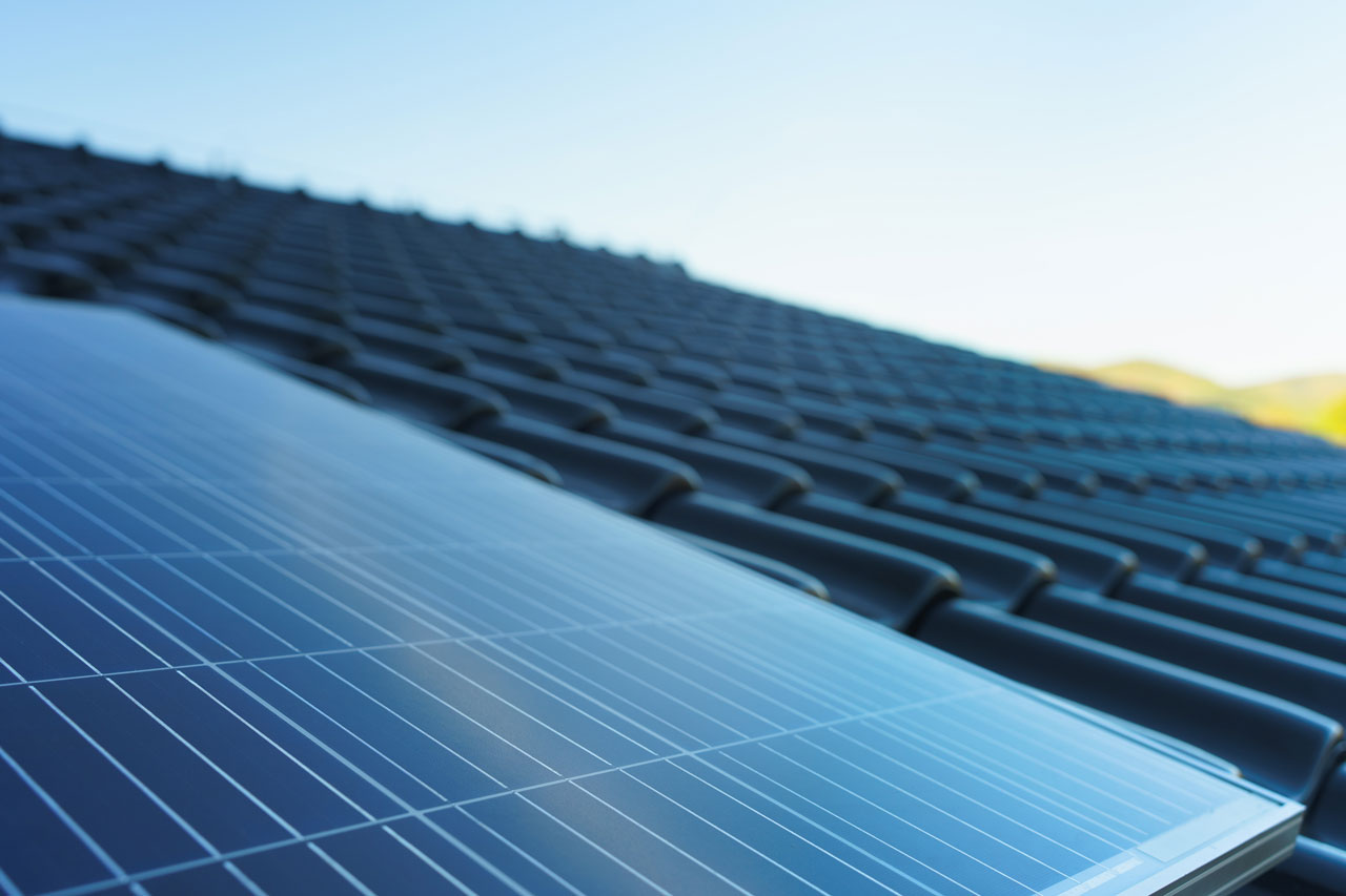 Wer eine Photovoltaikanlage hat, kennt das Problem: Mittags produziert die Anlage mehr Strom als der Haushalt verbraucht.
