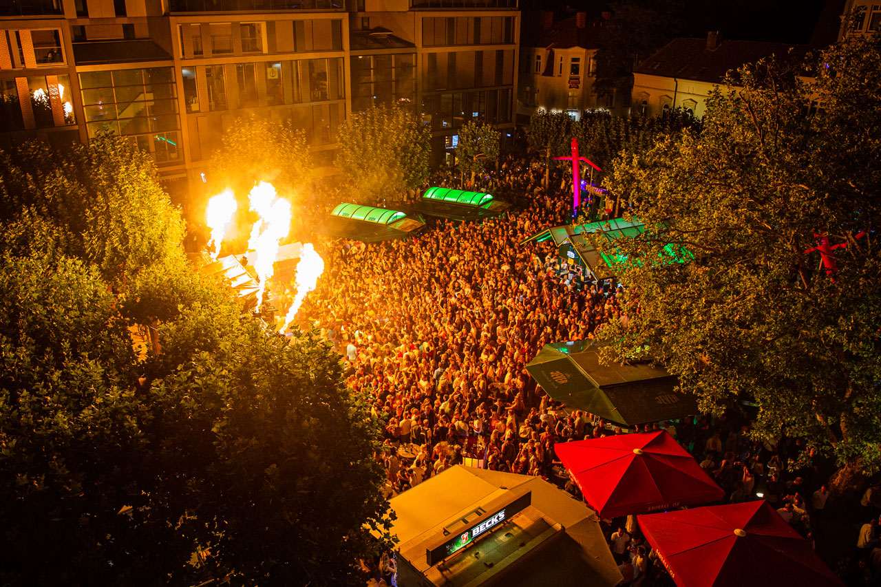 Das Oldenburger Stadfest am Waffenplatz aus der Luft.