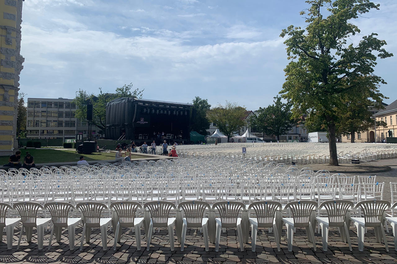 Gleich belebt sich die Bühne am Schlossplatz.