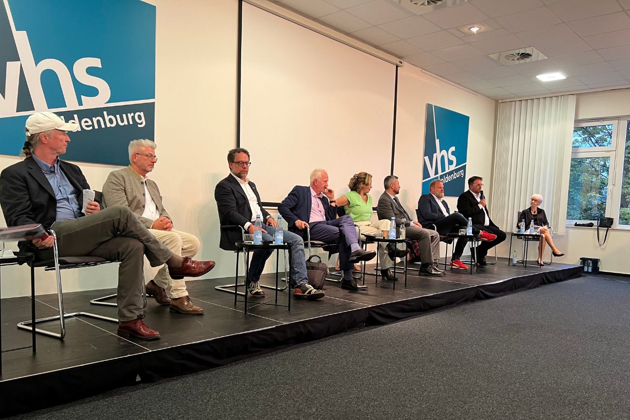 Acht der neun Kandidat/innen bei „Oldenburg fragt nach“ in der VHS.