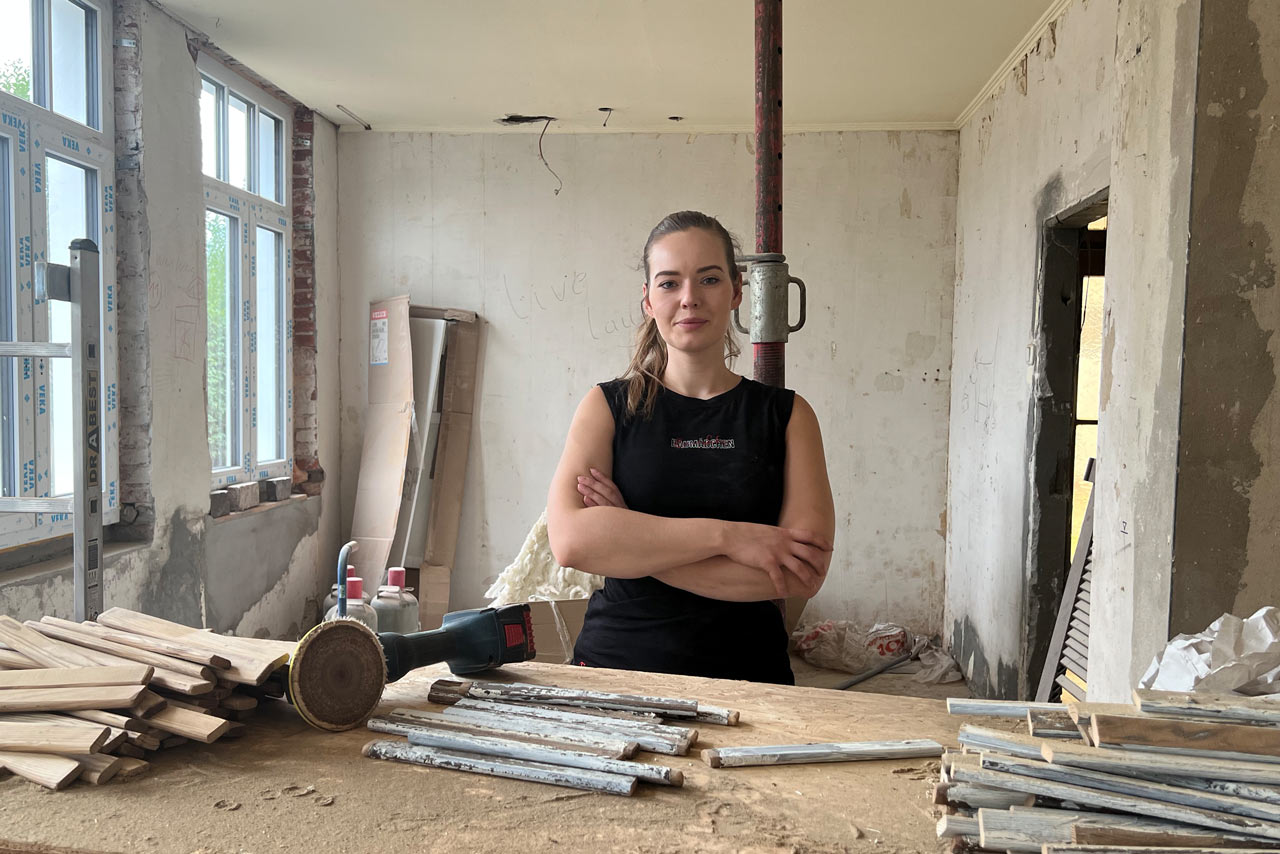 Denise auf der Baustelle ihres Hauses. Hinter ihr soll später ein Schlafzimmer entstehen.
