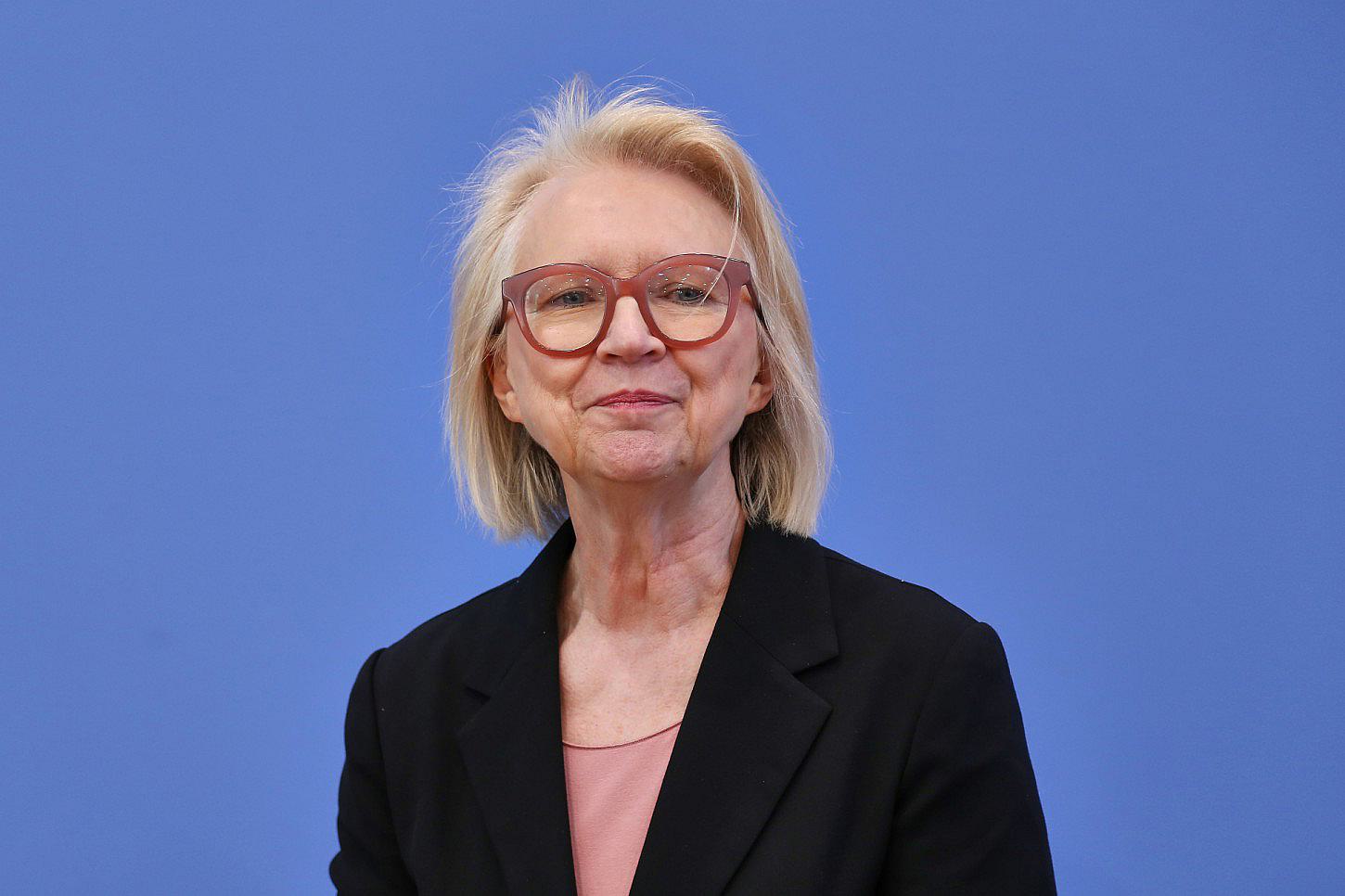 Schnitzer kritisiert Tankrabatt und Rentenreform