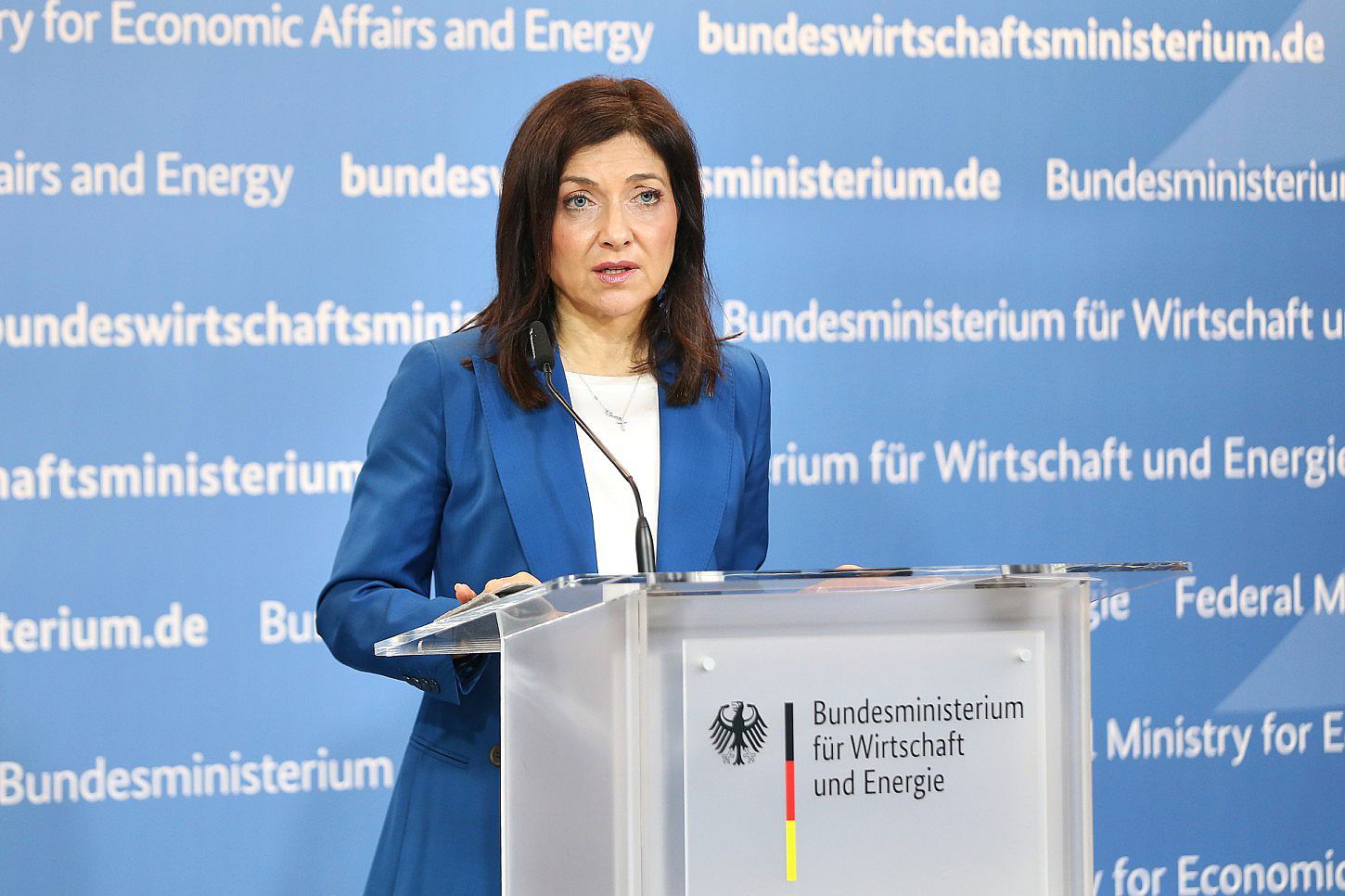 SPD wirft Reiche mangelnde Konzentration auf Ministerium vor