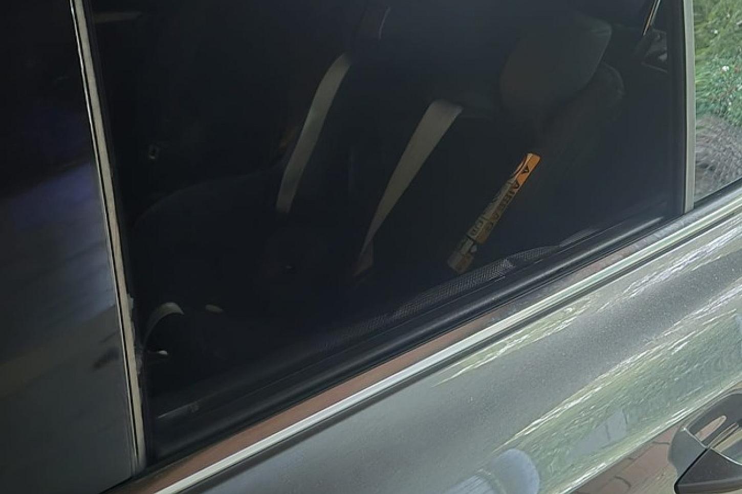 Feuerwehr befreit eingeschlossenen Säugling aus Auto in Wardenburg