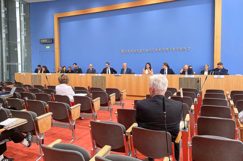 Bundesregierung fordert von Bevölkerung „Vertrauen“