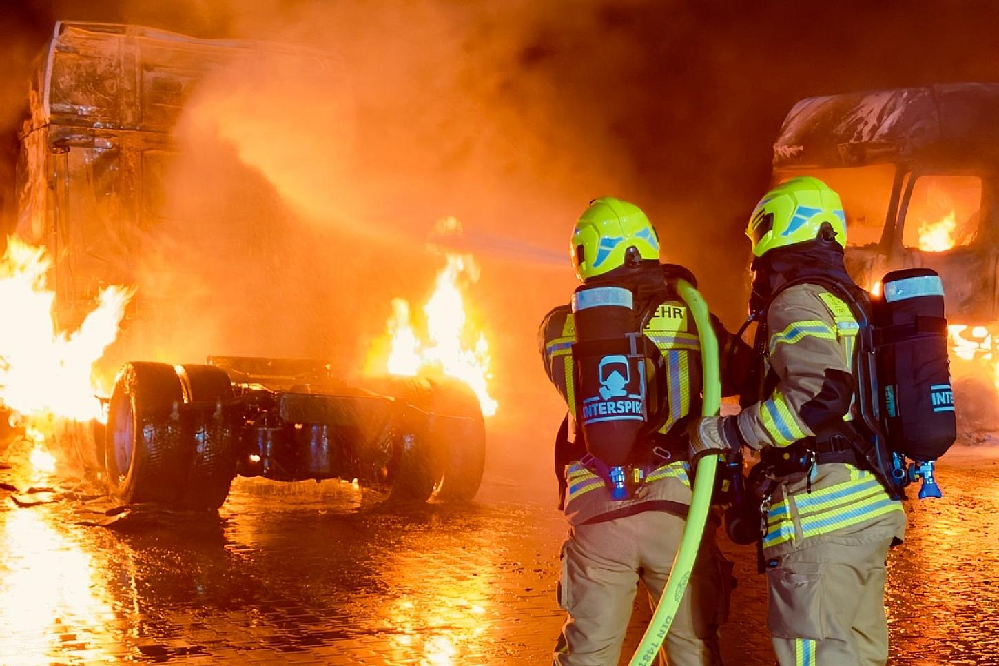 Zwei Lastwagen brennen auf Firmengelände in Ahlhorn