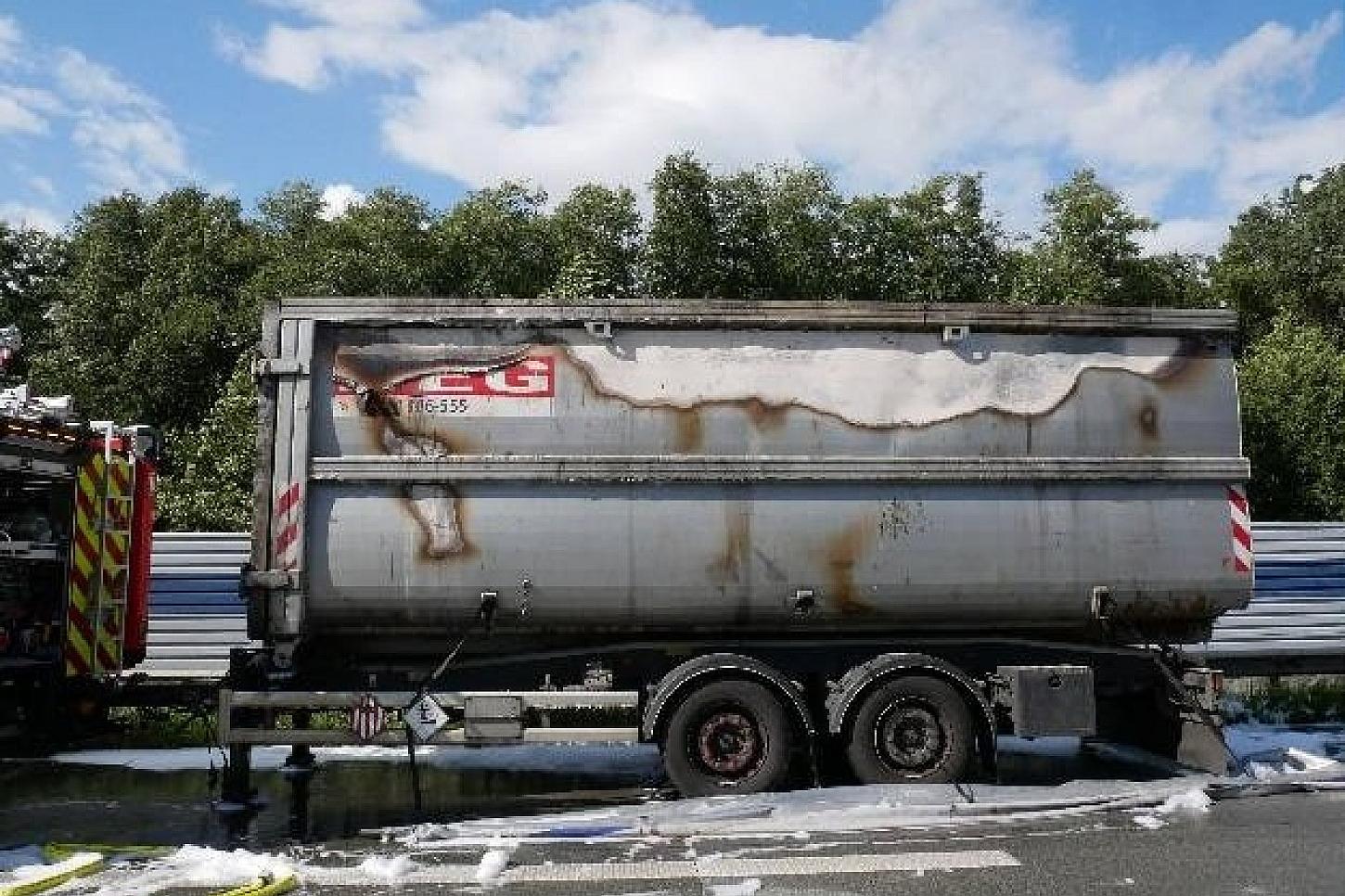Brand eines Gefahrguttransports auf der A1 bei Gyhum