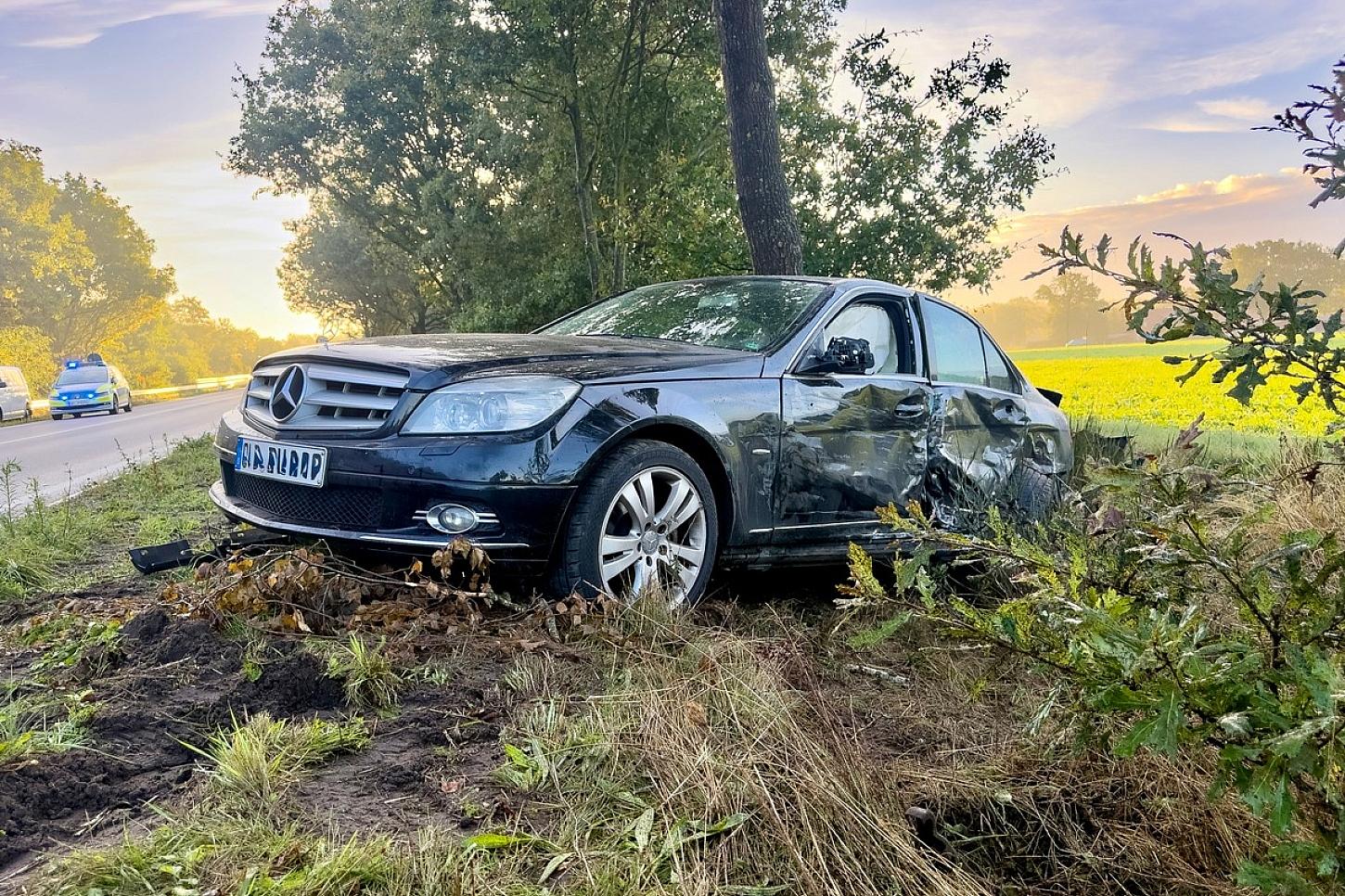 Feuerwehr befreit eingeklemmten Fahrer nach Unfall auf Garreler Straße bei Sage