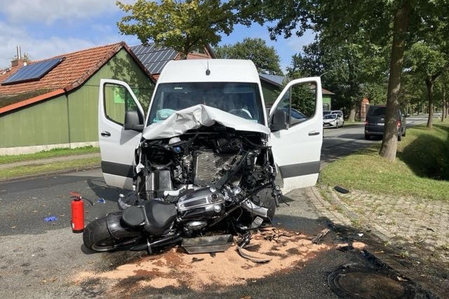 Motorradfahrer stirbt in Ahlerstedt nach Zusammenstoß mit Transporter