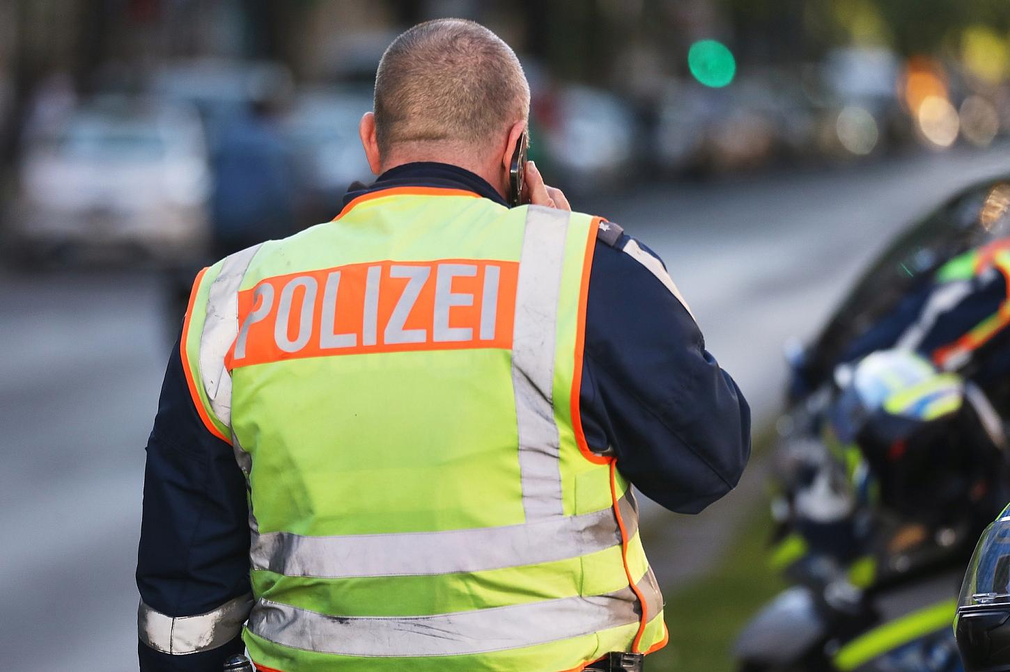 Lkw schiebt auf A27 bei Loxstedt zwei Pkw aufeinander