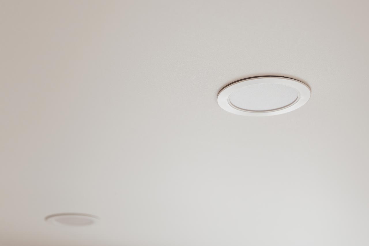 Bevor Einbaustrahler in eine abgehängte Decke eingesetzt werden, sollten Deckenaufbau, Abstände und Einbaubedingungen geklärt sein.