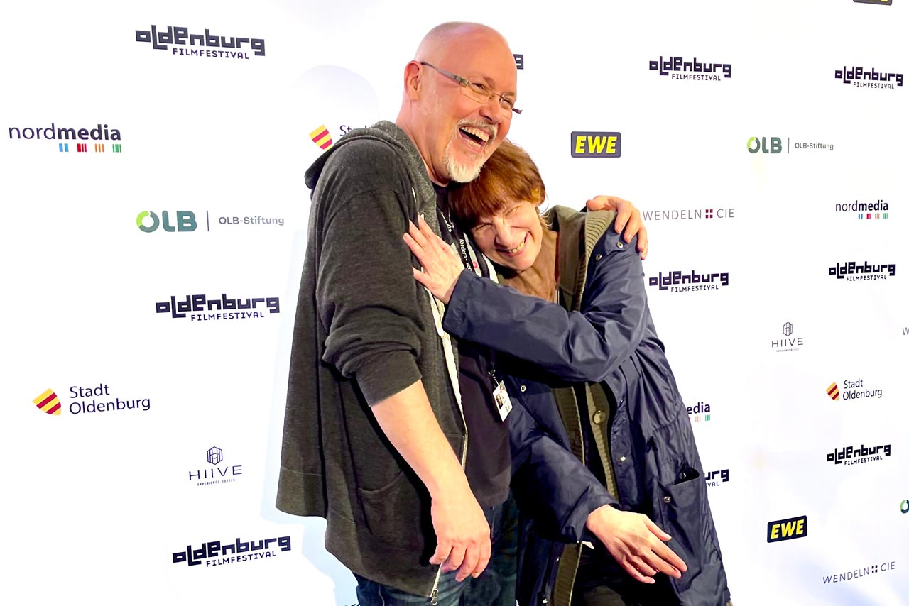 US-Schauspielerin Amanda Plummer ist im Umgang mit ihren Fans immer bestens gelaunt. Filmfest-Stammgast Udo freut es.