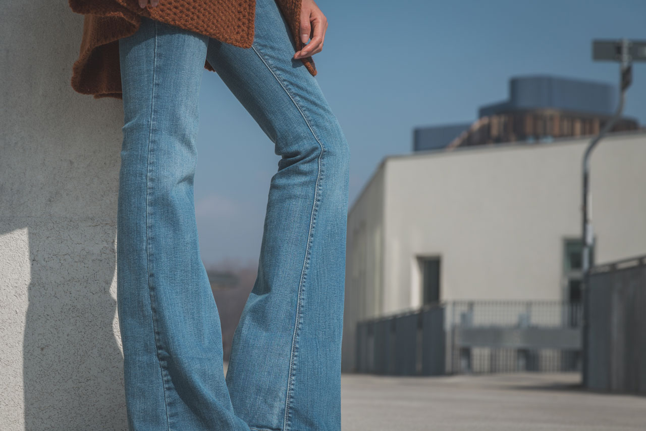 Flared Jeans sind wieder in vielen aktuellen Outfits zu sehen und bringen einen Hauch Retro-Charme in die Garderobe.