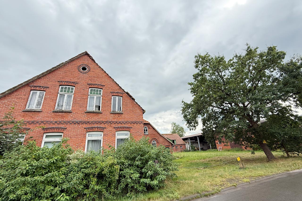 Die ehemalige Hofstelle an der Einmündung von Ostweg und Sandweg in Osternburg steht leer.