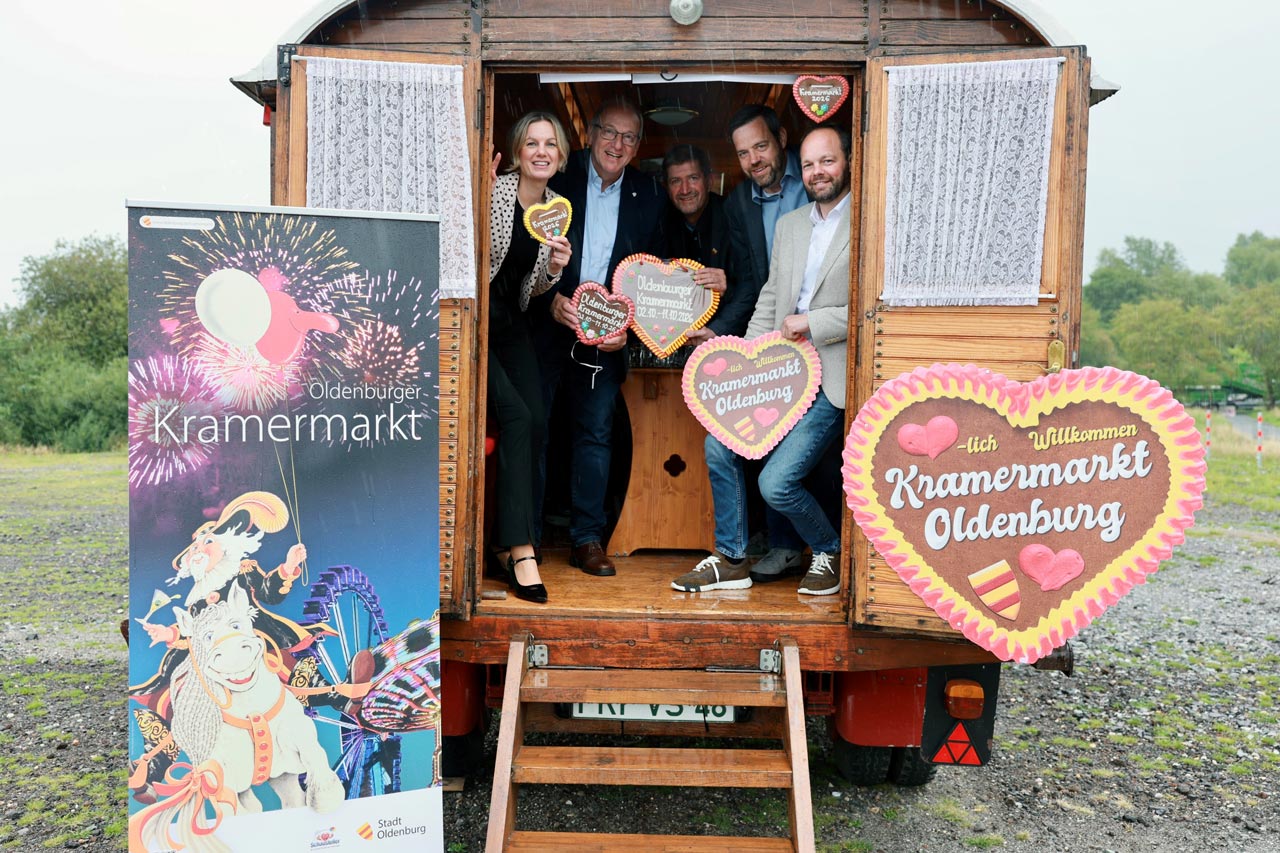 Freuen sich schon jetzt auf den 419. Kramermarkt (von links): Dr. Julia Figura (Erste Stadträtin und Marktdezernentin), Michael Lorenz (Amtsleiter Bürger- und Ordnungsamt), Christian Aster (Leiter des Fachdienstes Sicherheit und Ordnung), Marktmeister Dennis Ostendorf und René Mondorf (Oldenburger Schaustellerverband).