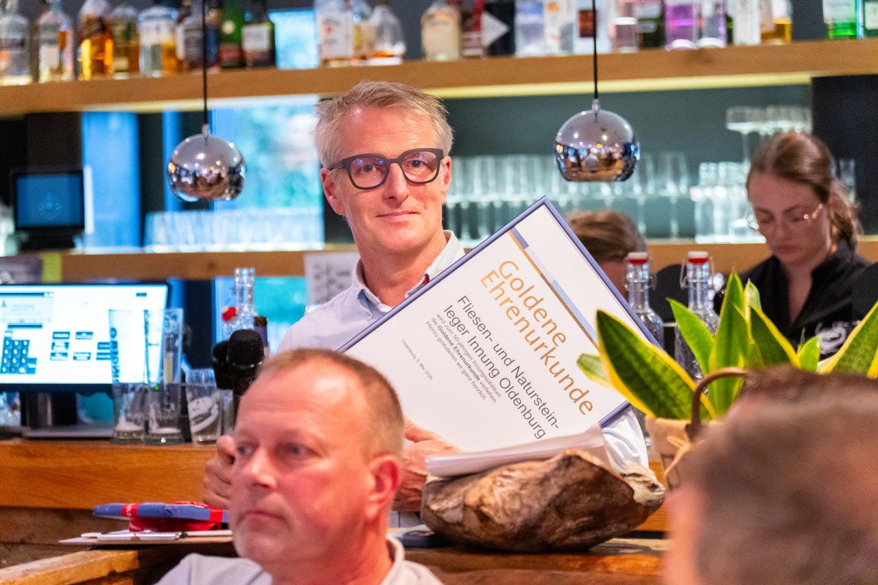 Die Goldene Ehrenurkunde für seine Innung bleibt an diesem Tag nicht die einzige Würdigung. Was Obermeister Stefan Bohlken hier noch nicht weiß: Gleich wird ihm der Goldene Meisterbrief verliehen.