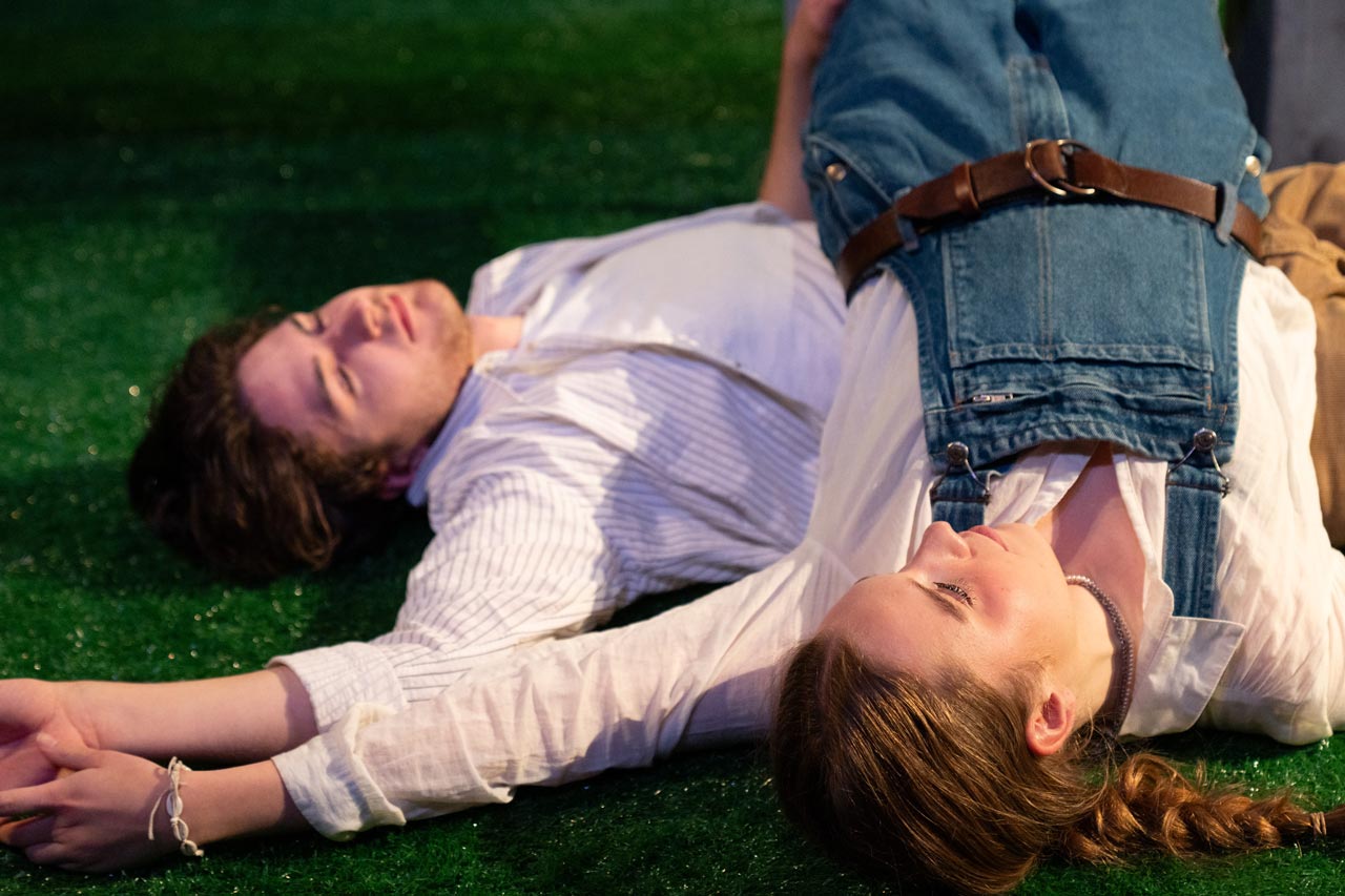 Lilith Kaiser und Lorenz Bahro sind in Bunker, die im Meer ertrinken von Annika Müller im Oldenburgischen Staatstheater.