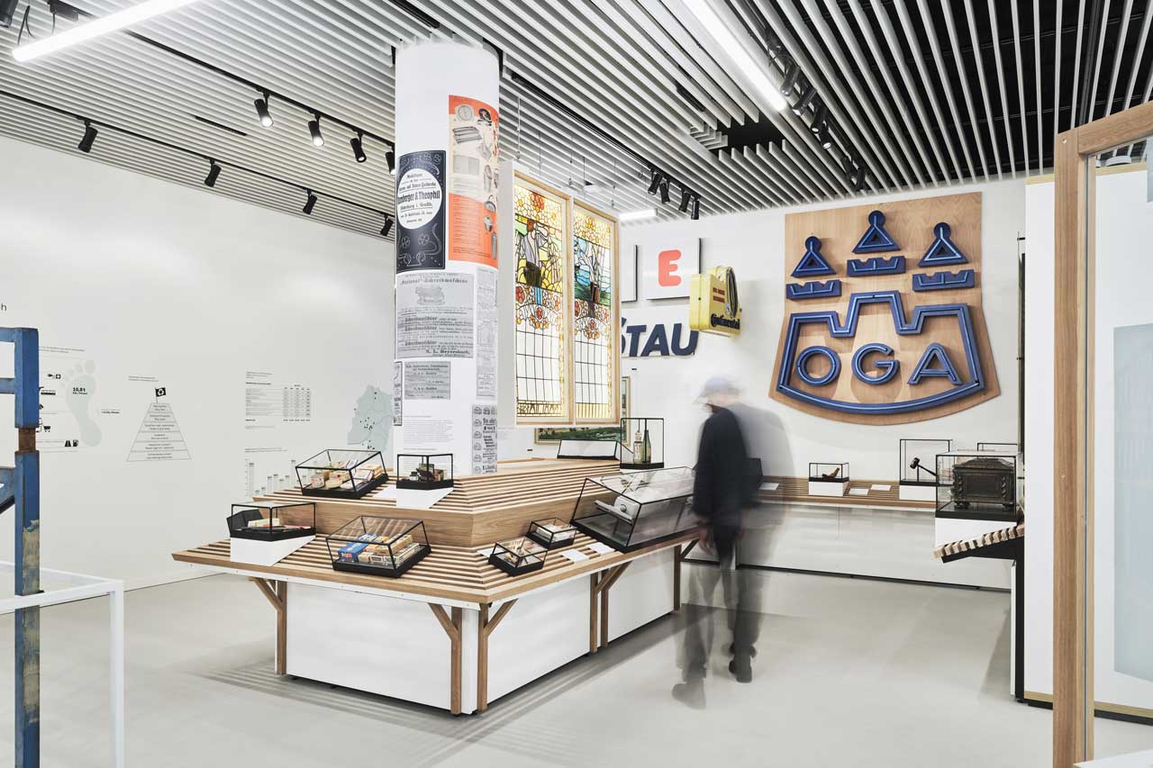 Ein Blick in die Dauerausstellung im neuen Stadtmuseum, die dazu einlädt, Geschichte und Gegenwart Oldenburgs aus unterschiedlichen Perspektiven zu entdecken.