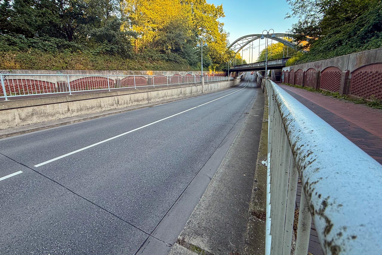 In der Unterführung an der Ammerländer Heerstraße in Oldenburg Wechloy werden Aspahltschäden behoben.