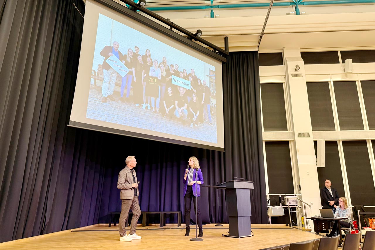 Wahlleiterin Dr. Julia Figura und der Leiter des Pressebüros Stephan Onnen begrüßen die Gäste im Wahlzentrum PFL in der Peterstraße.