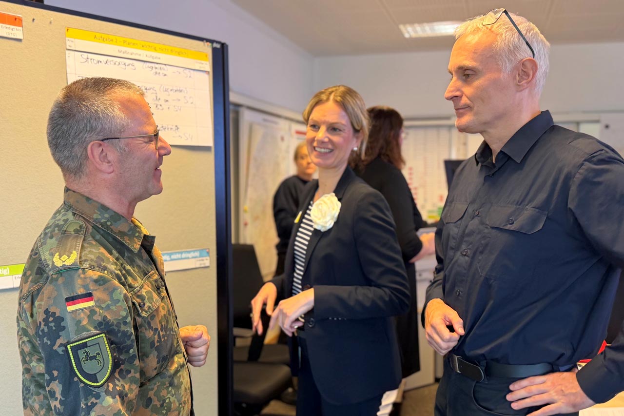 Erste Stadträtin Dr. Julia Figura (Mitte) und Jens Spekker (rechts), Leiter der Berufsfeuerwehr als untere Katastrophenschutzbehörde der Stadt Oldenburg, informieren Brigadegeneral Joachim Hoppe über die Arbeit des Katastrophenschutzstabes.