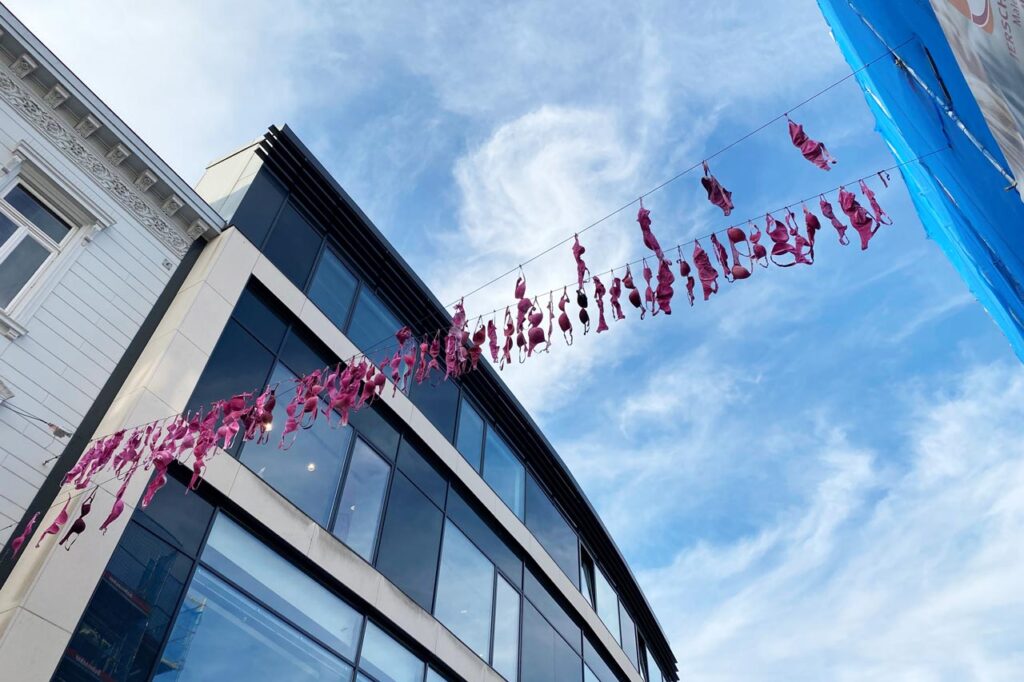 Pinke BHs gegen Brustkrebs: Oldenburg setzt ein Zeichen