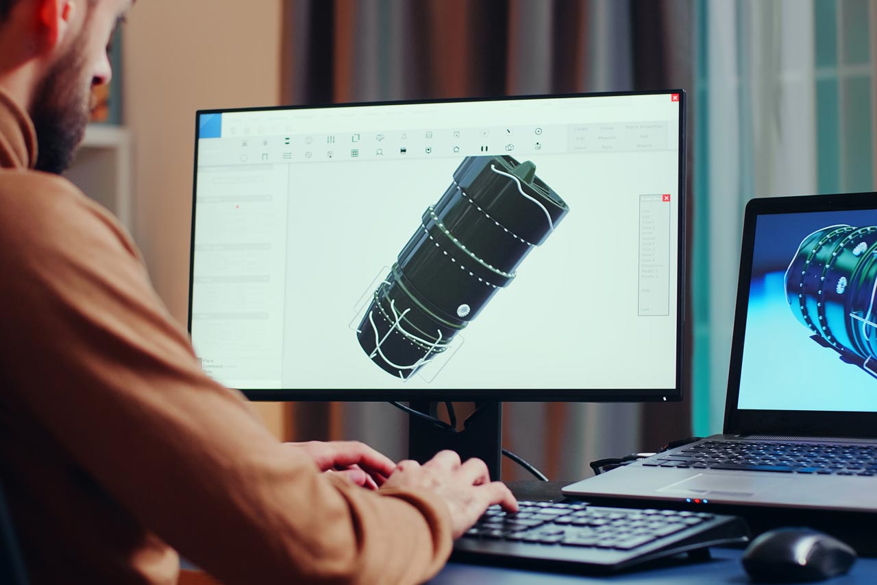 Ingenieur arbeitet mit CAD-Software.