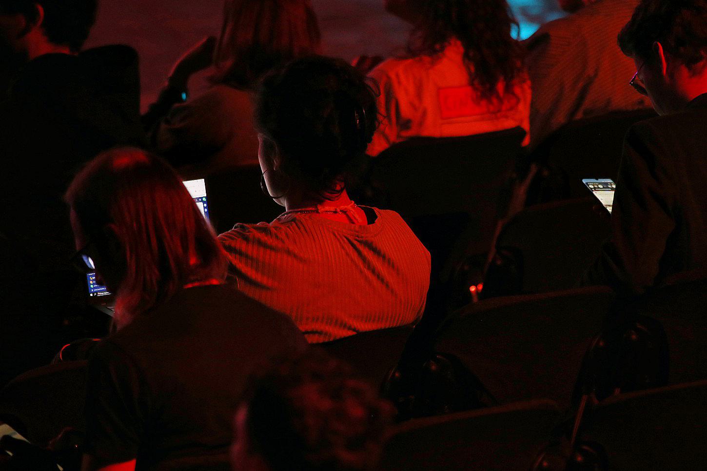 Mehrheit junger Menschen für Einschränkung von Influencer-Werbung