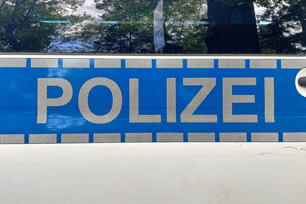Fahrradfahrer wird in Schortens bei Sturz an Bahngleisen leicht verletzt