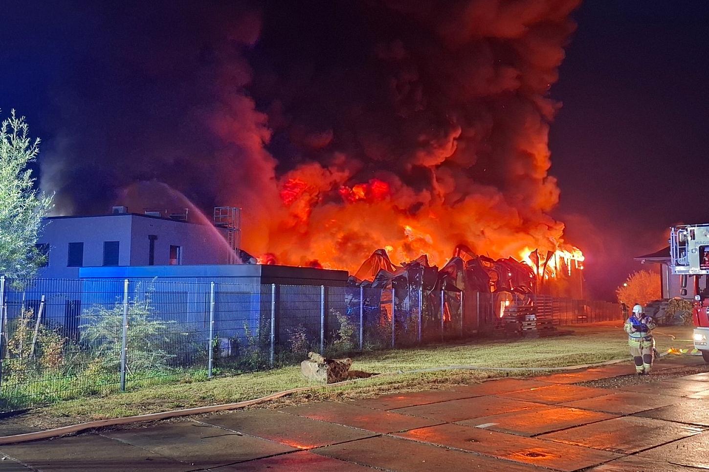 Großbrand im Helmstedter Industriegebiet Neue Breite zerstört Industriehalle