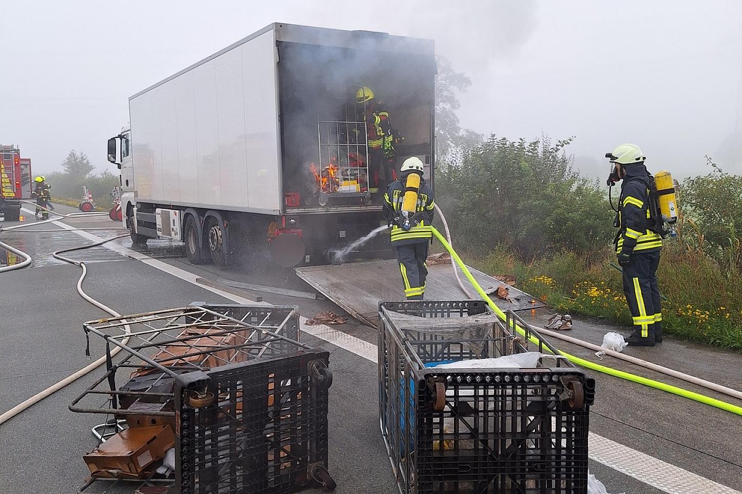 Lkw-Brand auf der A1 bei Sottrum erfordert umfangreiche Löscharbeiten